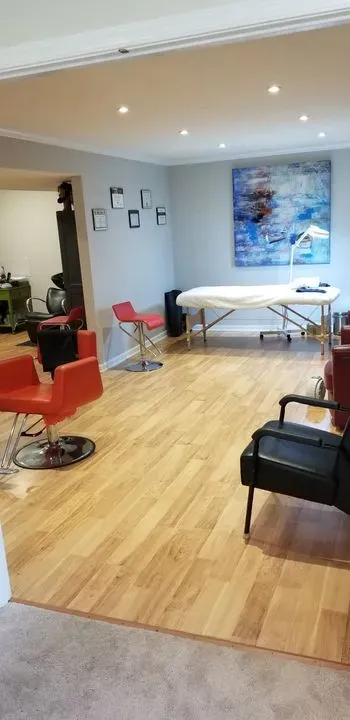 https://cdn.salonspotlight.com/photos/DLG57ZN6f3AickARsYEm/027dd5e6-bb04-49ad-ba81-047e846c1b77_720x720