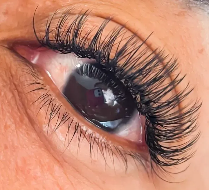 https://cdn.salonspotlight.com/photos/DLG57ZN6f3AickARsYEm/d3e2c826-fcda-414b-96c6-49abd1f5448e_720x720