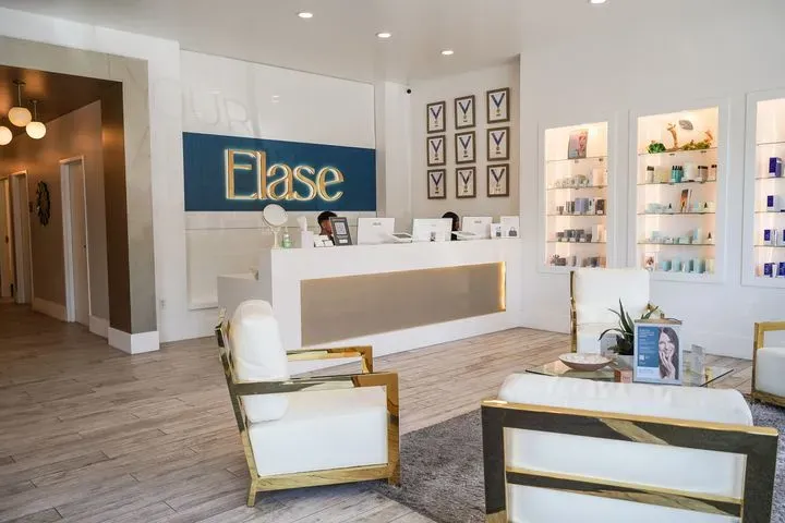 https://cdn.salonspotlight.com/photos/DM2Nm7WfbMSrUlr24j2i/5f1c583e-17b2-426d-b554-c805221a7a48_720x720
