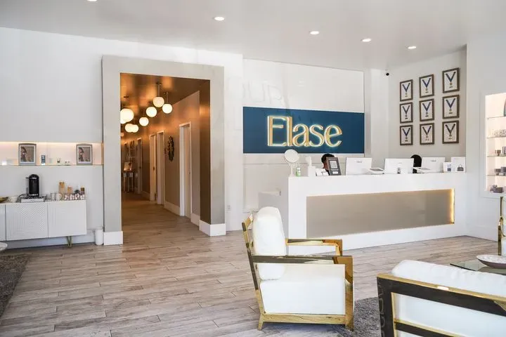 https://cdn.salonspotlight.com/photos/DM2Nm7WfbMSrUlr24j2i/bda0de08-ff78-4900-801e-0d890bb43545_720x720