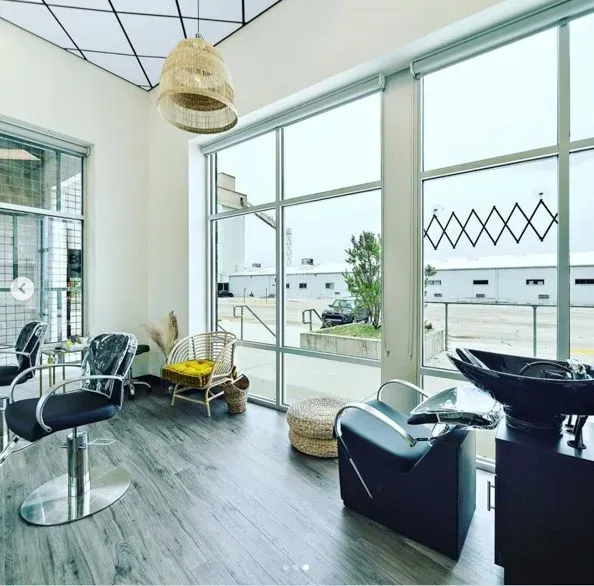 https://cdn.salonspotlight.com/photos/DMIAqbwMUplJVU7QnTUF/1203a406-37f5-47f5-935e-d6ace95c6090_720x720