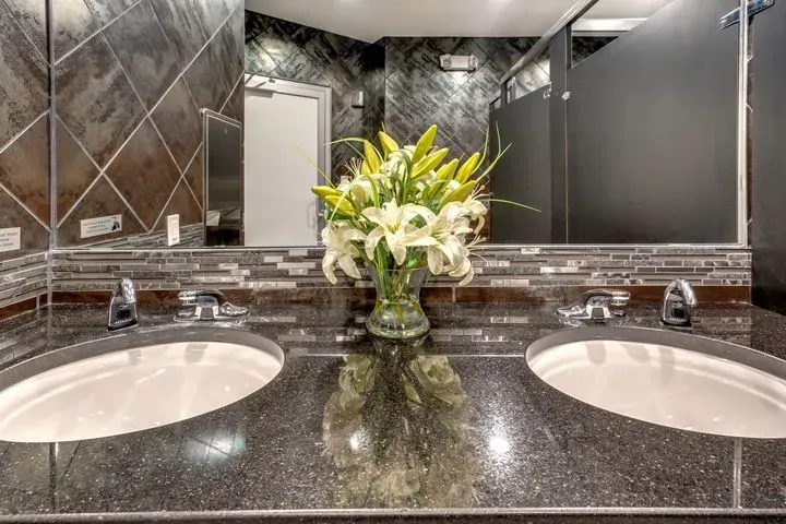 https://cdn.salonspotlight.com/photos/DMIAqbwMUplJVU7QnTUF/81c6de5a-f8ac-47d6-836c-8a41a38d20e4_720x720