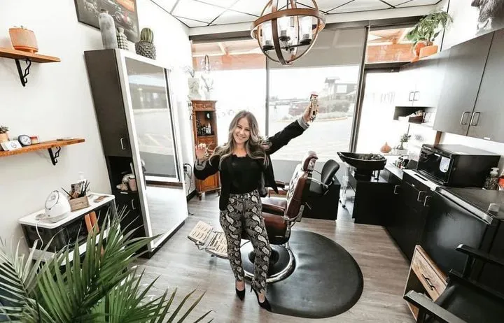 https://cdn.salonspotlight.com/photos/DMIAqbwMUplJVU7QnTUF/b871afb8-e281-47e8-bf86-b388c92460f2_720x720