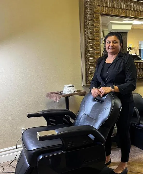 https://cdn.salonspotlight.com/photos/DO1CoUPEinvDmfvaOpls/18b24b1f-7f8a-4781-9b00-6f1562478a0e_720x720