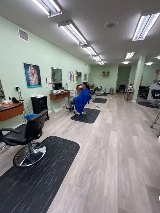 https://cdn.salonspotlight.com/photos/DO5zQNKq18mxgnFSEtz9/4a85f86c-027a-43fa-b38e-7540f556a9fa_720x720