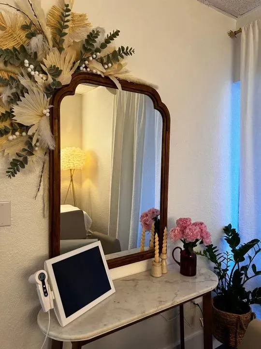 https://cdn.salonspotlight.com/photos/DRrrUNkvLJZnUZQwcxIx/1723981b-d409-499e-b3fb-afd3670bd9d2_720x720