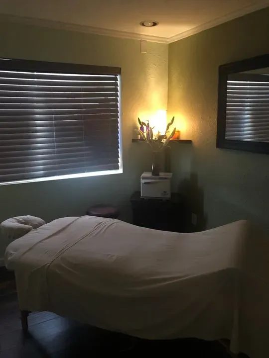 https://cdn.salonspotlight.com/photos/DTrXsMN27rMRBtKDHvAm/83a8cf01-c4d5-4caa-a7bf-c4fd2bf0bd51_720x720