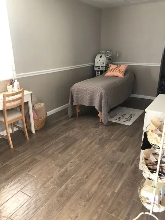 https://cdn.salonspotlight.com/photos/DV85p0wLRBG0jkvb0aQ9/014a0ebb-52dd-4210-8fb2-f89a80d8b66d_720x720