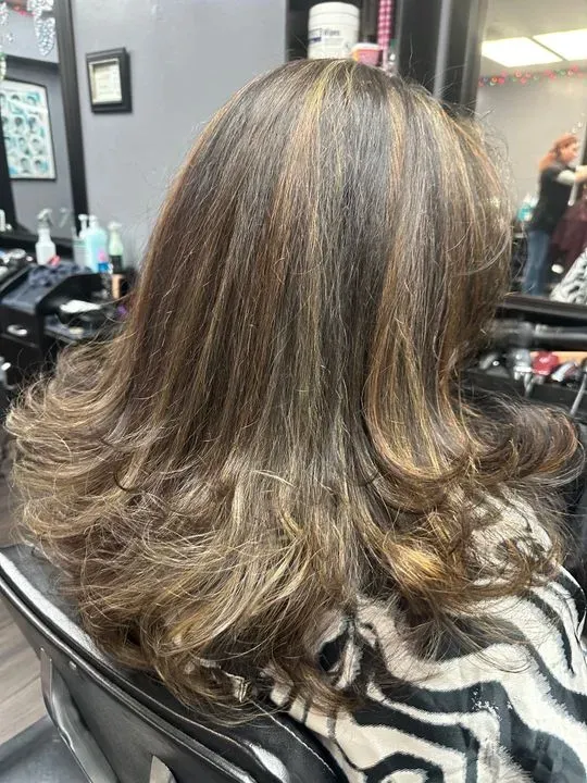 https://cdn.salonspotlight.com/photos/DYK5l3SJ8umYelJgDQpF/3a1b3feb-f17c-4dd3-8af5-bb0d33c17bb7_720x720