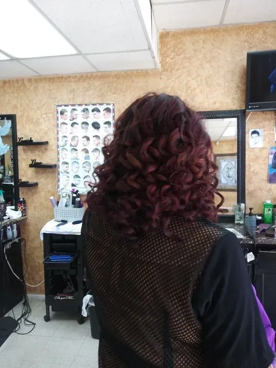 https://cdn.salonspotlight.com/photos/DYK5l3SJ8umYelJgDQpF/b82ad408-0cea-43e7-92fb-e011a19677b9_720x720