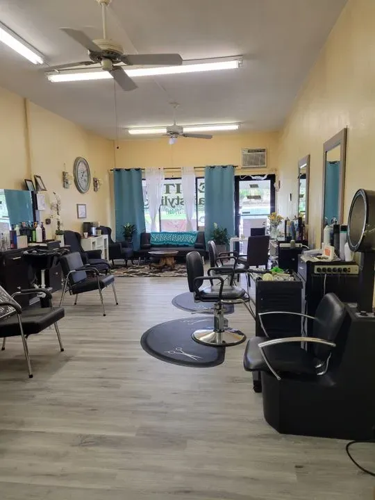 https://cdn.salonspotlight.com/photos/DZYZmll5jkJe1jalf8gT/b47d5b86-42bb-406d-a53c-7ea76a2314d1_720x720