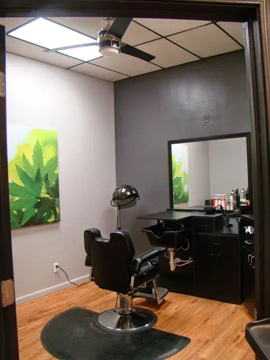 https://cdn.salonspotlight.com/photos/Da0EMXzRrwwuCsqfJCJz/634cc3e9-b936-479f-bdd9-57980dfb6a13_720x720