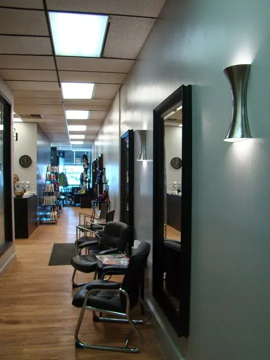https://cdn.salonspotlight.com/photos/Da0EMXzRrwwuCsqfJCJz/95803b28-9c99-45d3-b72c-9459c0dff736_720x720