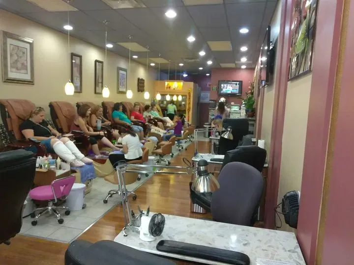 https://cdn.salonspotlight.com/photos/DaUv80xLSWXCiWVo5457/06c4e1c6-8176-4bf3-b1bb-a8516130a56e_720x720