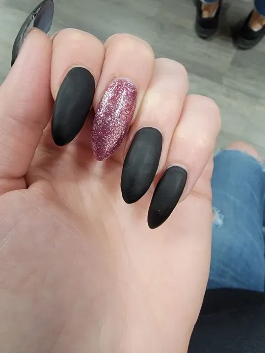 https://cdn.salonspotlight.com/photos/DaUv80xLSWXCiWVo5457/5176f529-8683-4b61-b95e-d6c1836b8d1f_720x720