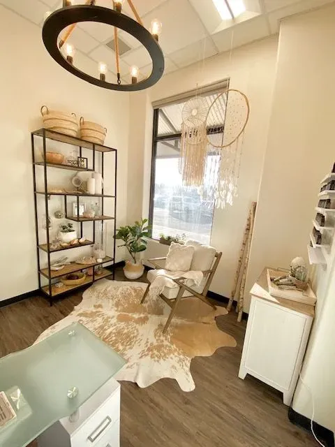 https://cdn.salonspotlight.com/photos/DdsCIL3YJDgxwG17PujT/75568085-9335-4ee0-be1b-8bd5c398c19f_720x720