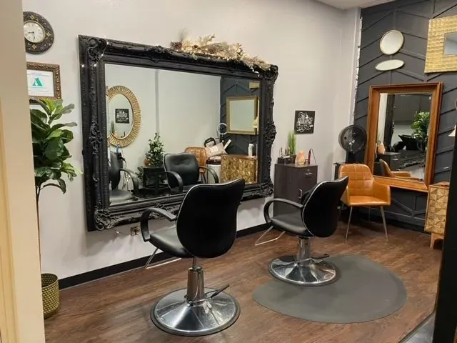 https://cdn.salonspotlight.com/photos/DdsCIL3YJDgxwG17PujT/7c5dcfb2-43e0-4149-819e-acd7e1c542fd_720x720