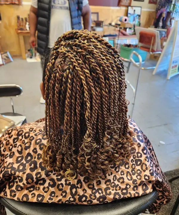 https://cdn.salonspotlight.com/photos/DeCUa8AVfsLblMPXiHS6/0fece90c-2d2a-4474-b4ae-13f9f65ff101_720x720