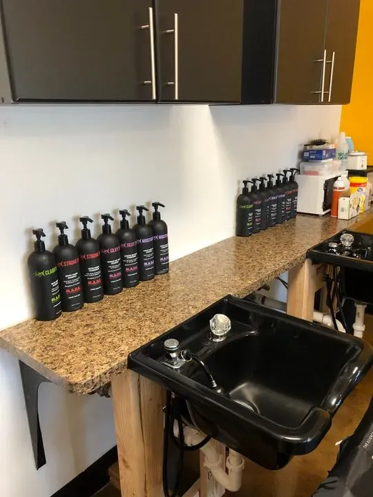 https://cdn.salonspotlight.com/photos/DeR0D8Yu16NvzgndwJMx/1ba472ca-b2b8-4eaf-940f-0eec543ed4d6_720x720