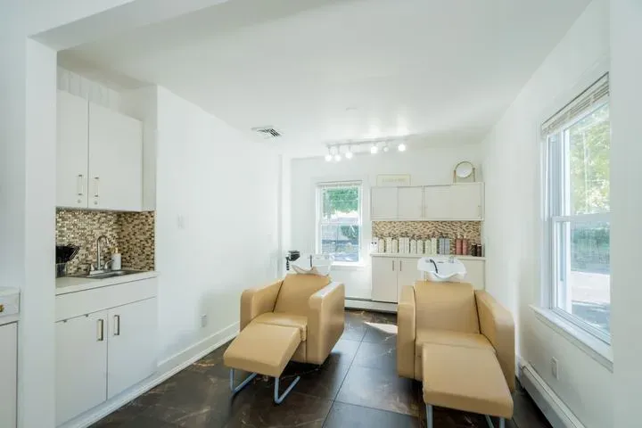 https://cdn.salonspotlight.com/photos/DftZTqxSufnkbJA3Yc34/0f058cbb-6a32-4f8d-9403-7ec2def29774_720x720