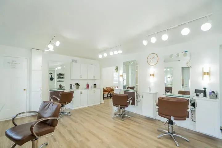 https://cdn.salonspotlight.com/photos/DftZTqxSufnkbJA3Yc34/de6b6b3a-0950-45b1-8dd3-b7412f4a57f7_720x720