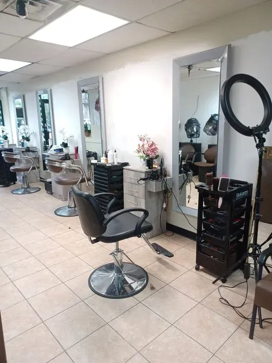 https://cdn.salonspotlight.com/photos/Dg7CD99Um5Eze2qXlXCM/098a1de2-e582-4af4-a0c5-d36c72395715_720x720