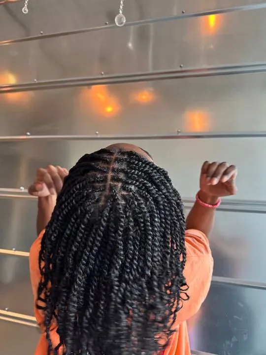 https://cdn.salonspotlight.com/photos/Dge3CvSAdTmOMcCavydb/96dd21c2-df52-48f5-9f15-937b10f241ce_720x720