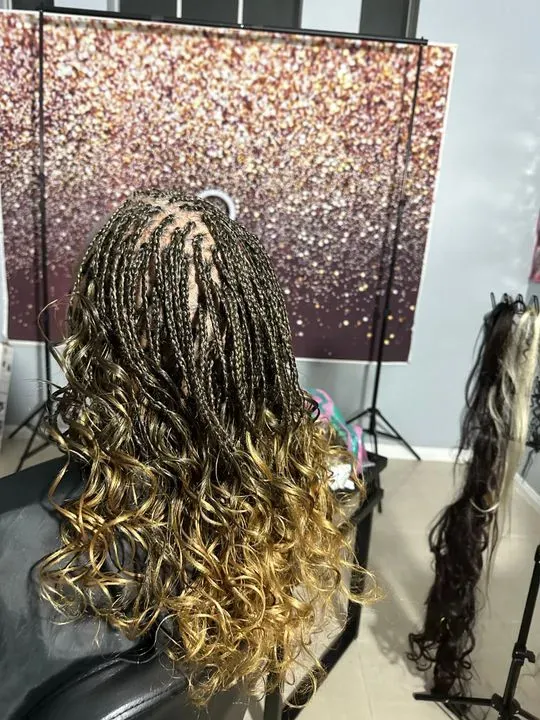https://cdn.salonspotlight.com/photos/Dge3CvSAdTmOMcCavydb/a1fb9d05-a305-4a11-8a88-b5a71d4559be_720x720