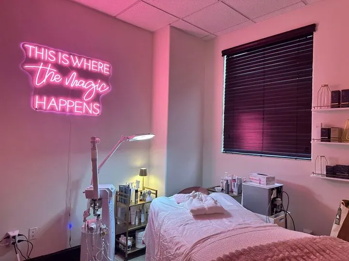 https://cdn.salonspotlight.com/photos/DhBqN4SPPM2voJ4Wriav/80127fc4-17bd-44ea-a65f-25d032ff7011_720x720
