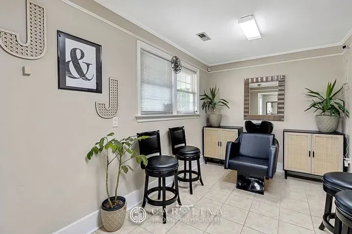 https://cdn.salonspotlight.com/photos/DmVcB0Djsj9WC6p0Gyop/21b76394-f124-4796-aafd-ac87a0384ce6_720x720