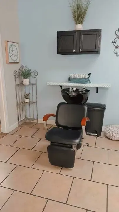 https://cdn.salonspotlight.com/photos/DoD12peWoFHQVQfDH0Yc/4e5e442d-f00c-4558-80e0-8817a1542411_720x720