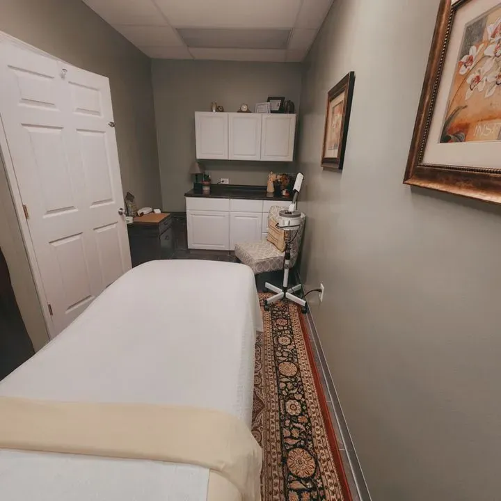 https://cdn.salonspotlight.com/photos/DoD12peWoFHQVQfDH0Yc/6d32f1d3-5826-4652-9d4f-c58fe91a446e_720x720