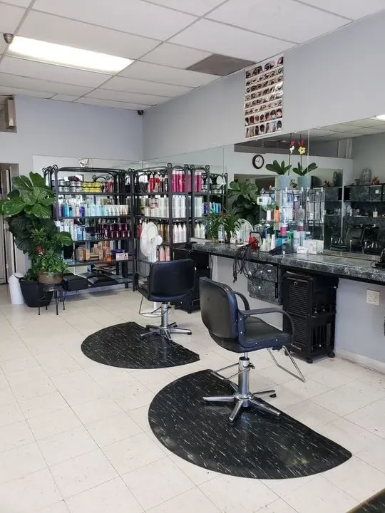 https://cdn.salonspotlight.com/photos/DoYVBMIKU0ynAagBSEc5/74795ed0-543b-47d3-a77f-239483bce43d_720x720
