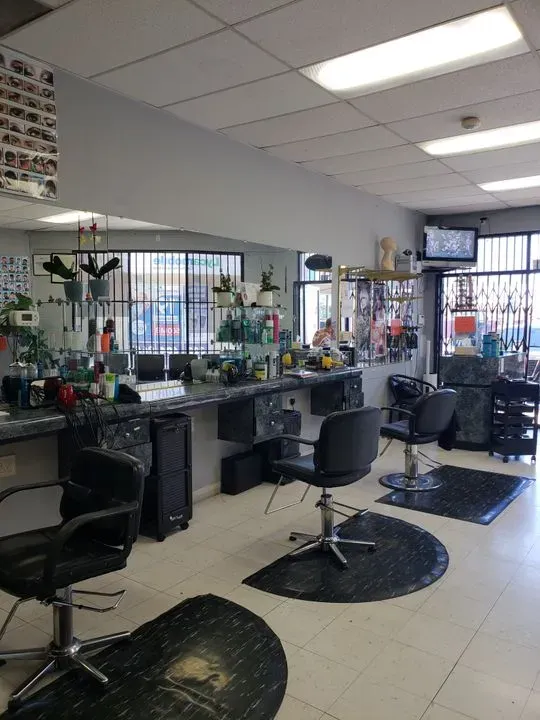 https://cdn.salonspotlight.com/photos/DoYVBMIKU0ynAagBSEc5/cf85f7f2-fbd5-4cd6-8bb0-77038b4f485f_720x720