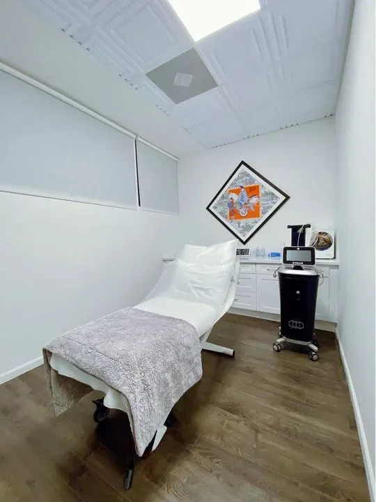 https://cdn.salonspotlight.com/photos/DoqrzNvfeTth751fMET0/d7c7535f-5ca8-43ec-9ad8-f3a503a141df_720x720