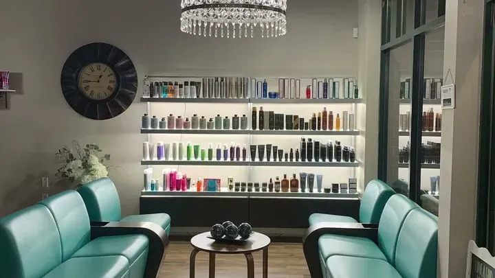 https://cdn.salonspotlight.com/photos/DpfpD2gWzVcClv1p79tz/9e5ad2dd-2c4b-4471-9389-968659a5a7b4_720x720