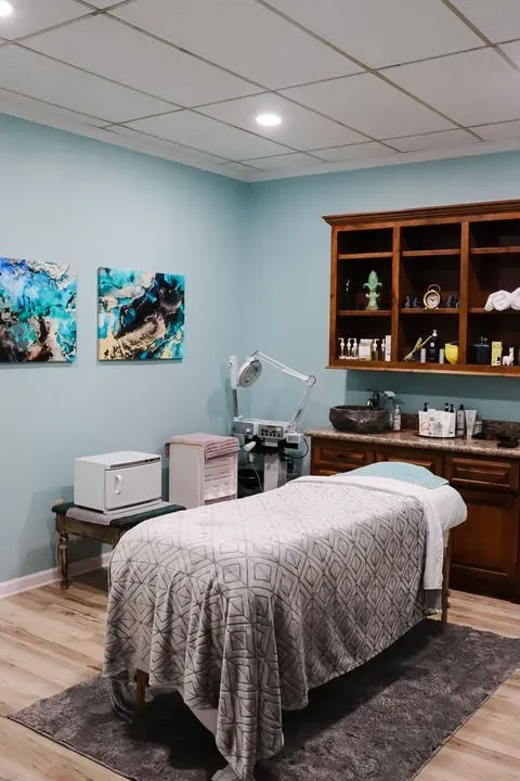 https://cdn.salonspotlight.com/photos/DsoiMCWCq7E7CiyLF1DR/1e7f59f6-a880-48db-92bc-16c98f9a319c_720x720