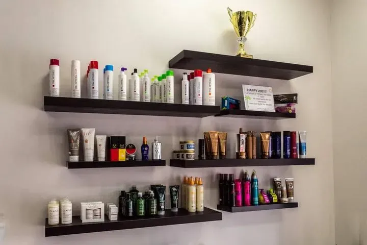 https://cdn.salonspotlight.com/photos/DswZebPxMyxbqfJtP3pj/479e6ca6-9353-4e91-bb11-9477701bba91_720x720