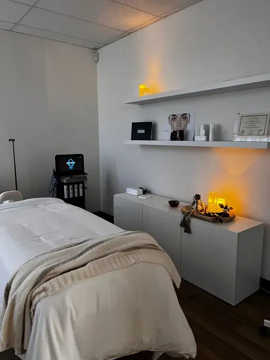 https://cdn.salonspotlight.com/photos/Dt4PTynSXQOlzBcMxwAY/86cbf583-a851-4c40-89fb-cac69876edb7_720x720