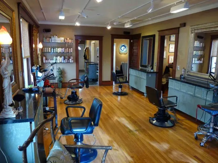 https://cdn.salonspotlight.com/photos/DtcSC1YrvjxNOJGNrsT8/0c833dc1-0a3c-4718-a638-d7cc5914be38_720x720
