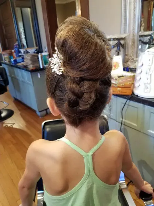 https://cdn.salonspotlight.com/photos/DtcSC1YrvjxNOJGNrsT8/8b04f483-880f-4e7c-95be-deaaa6b1a834_720x720