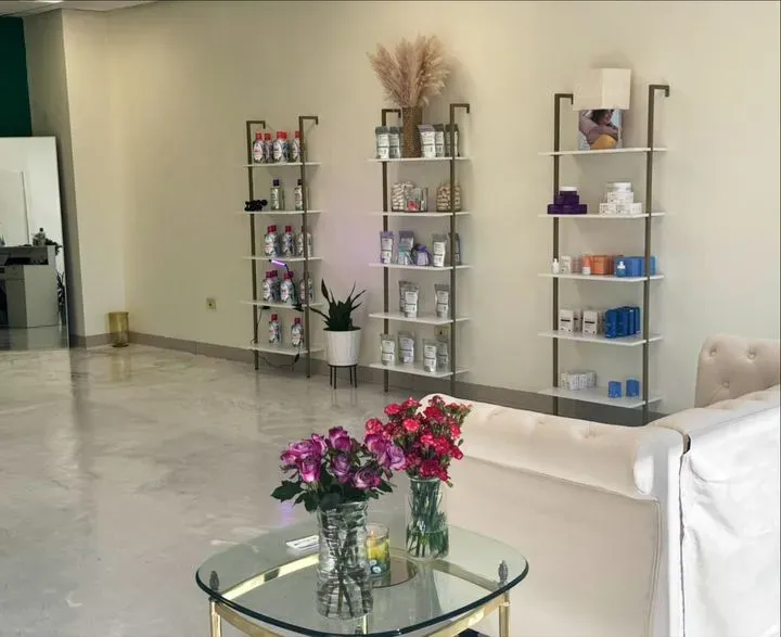 https://cdn.salonspotlight.com/photos/Dto85bpN3uKzE3s7OB9r/bb3cf59e-696a-4791-944d-95e38f2e0742_720x720