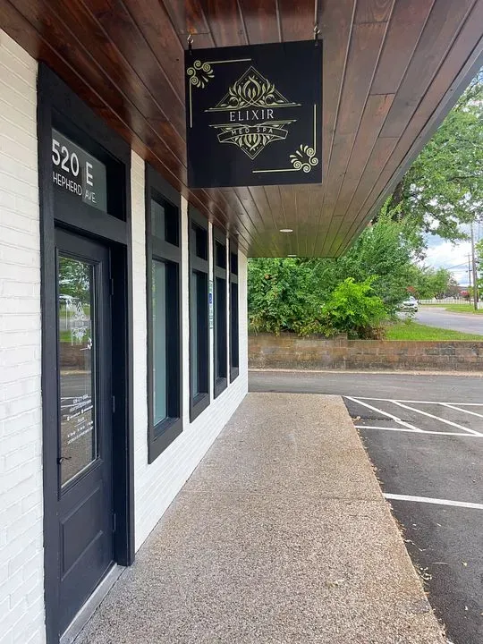 https://cdn.salonspotlight.com/photos/E0VawVJldDds9xOTWbi7/17f67b3d-5ce2-4264-a44c-65cedc87c404_720x720