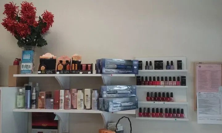https://cdn.salonspotlight.com/photos/E2tCBwfp8BkUpgteSdWW/944ad7d4-7d1f-45ff-8e87-bf7cdddc793d_720x720