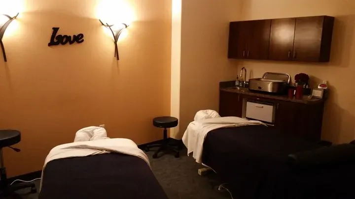 https://cdn.salonspotlight.com/photos/E5Bhmy0bXztvYoSYhPlZ/10c412ba-6c4b-4451-8e5a-f0deae72a245_720x720