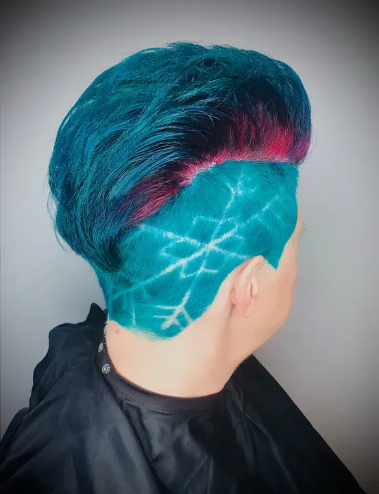 https://cdn.salonspotlight.com/photos/E6hPiAHtpu4Tjnvptn3V/dbf7bb03-f221-45f2-969c-7f40ca623fb7_720x720