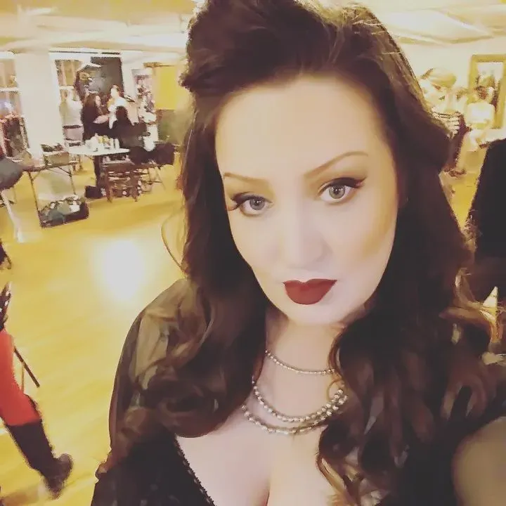 https://cdn.salonspotlight.com/photos/E6hPiAHtpu4Tjnvptn3V/f658eee1-7a03-4a94-8635-32a76de9ae3d_720x720