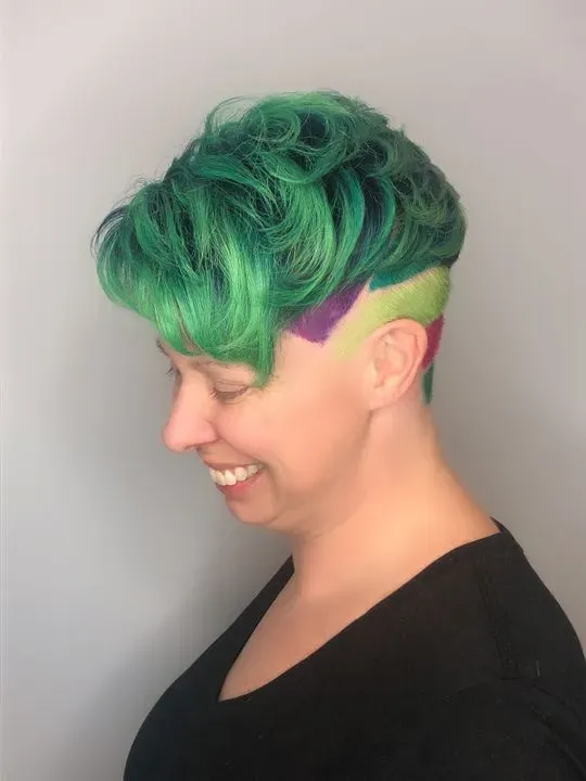 https://cdn.salonspotlight.com/photos/E6hPiAHtpu4Tjnvptn3V/f89d40b8-8b1d-4e28-8e13-cf797ce6aa60_720x720