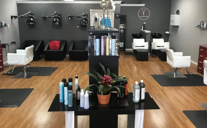 https://cdn.salonspotlight.com/photos/E899Pwgy8bvrKkJ8O9q4/7b40bacc-2da8-4eb1-9bdc-dee4d3161a80_720x720