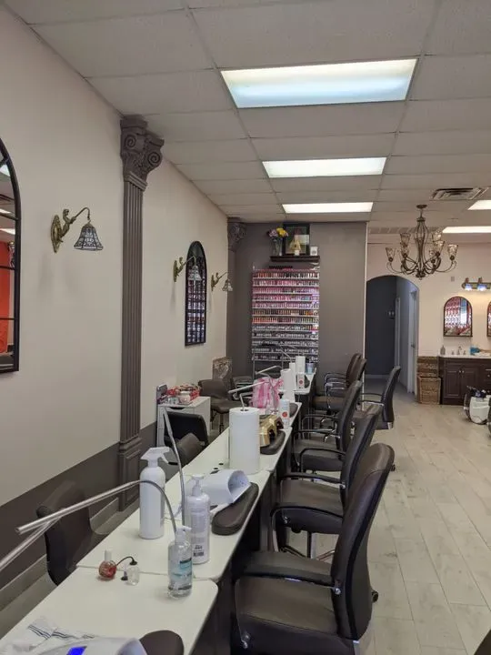 https://cdn.salonspotlight.com/photos/E8BOsZXkelcY8lKj1gkz/792fd46c-4091-437a-af08-17e2ce8d8ac3_720x720